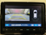リバースギアに入れるだけで後方の表示へ切り替わります。夜間や雨の日の駐車も楽になりますよ。