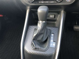 操作しやすいATシフトです。 シフトチェンジを気にしなくていいので運転だけに集中できますね。 自然と手に届くところにある、手になじむ形状のシフトノブがいいですね。