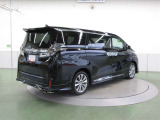 リヤサスペンションは、高級車の定番ダブルウィッシュボーンを採用。優れたコーナリングと乗り心地を実現。