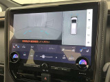 パノラミックビューモニターを装備。駐車場や交差点でクルマを真上から見るように周囲を確認できます。機能の詳細は販売店スタッフまでおたずねください。