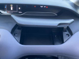 【運転席】ステアリングとメーターの間にフタ付き小物入れ