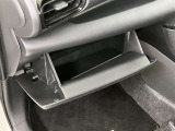 助手席側には小物の収納に便利なダンパー付きグローブボックスが装備されているので車内の整理にもとっても便利です♪