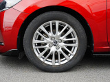 標準装備の純正16インチアルミホイール。タイヤサイズは185/60R16です。