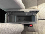 センターアームレスト付きで運転中も腕が楽々!