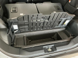 【ラゲージアンダーボックス】転がりやすい小さなお荷物などはこちらのボックスがお役立ち。スペースを有効活用しスッキリした車内空間に!
