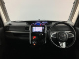 運転席正面のダッシュボードは水平基調で視認性が良い配置になっています。メーターはステアリング越しに見やすく、センターディスプレイは上下がしっかり配置されています。