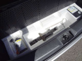 荷室まわりの収納や車載工具を確認できます。
