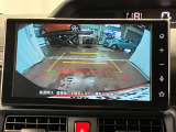 【バックカメラ】 駐車時に車両後方の様子を見ることができるので、運転の不安を軽くします。