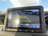 バックモニター装備。画面にて後方の確認が行えるので、バック駐車や車庫入れの際には重宝します。車の運転に慣れない方でも安心のガイドライン表示機能付。