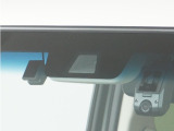 ◆Honda SENSING◆ カメラ等装置で精度の高い検知能力を発揮、安全運転を支援します。ステアリング上のコントローラーに注目!