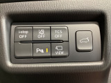 運転席脇のクラスタースイッチ部分にはカメラ切り替えスイッチ、パーキングセンサー、その他走行系スイッチを集中配置しております。