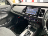 助手席周辺はこのようになっております。運転手だけでなく助手席に一緒に乗られる方も広々と快適にお乗り頂けるような設計です!各種装備を次の写真からご案内いたしますのでご覧ください。