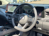 運転席まわりはメーターやナビ画面が視線の届きやすい位置にまとまり、前方を見ながら確認しやすい配置です。シートに腰掛けた際も周囲を見渡しやすく、毎日の移動を快適に支えます。