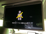 【14型有機ELフリップダウン】三列目からでも迫力のエンタメが観れる大画面フリップダウン。有機ELのモニターでは、一般的なフリップダウンよりも高コントラストでキレイな映像を楽しめます。