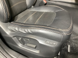 運転席にはドライバーの体型や好みに応じて前後方向だけでなく、高さの調整ができるシートリフターを装備!
