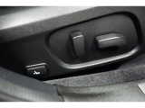 &rdquo;電動シートを装備。お客様に安全に運転頂けるよう座席の位置、座面の上げ下げやリクライニングの加減も細やかな設定を可能にしました。&rdquo;