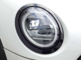 進行方向を自動で照らすアダプティブLEDヘッドライト!