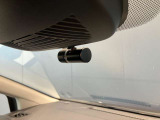 前方の映像だけでなく、車内から後方の映像もばっちり記録します