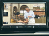 テレビ番組を画面に表示でき、停車中の休憩時間にも映像をお楽しみいただけます。見やすい画面で番組を確認できるため、車内で過ごす時間の過ごし方が広がる装備です。