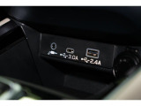 小物の収納に便利なセンタートレイには携帯等のデバイスの充電可能なUSB出力電源付です。