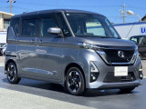 エマージェンシーブレーキ(衝突被害軽減ブレーキ)、フロントカメラが車両や歩行者を検知し警告音と共に衝突回避、軽減をアシストしてくれます。