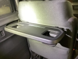 【シートバックポケット】すぐ手に取りたいアイテムをスマートにしまっておけます。限られた空間を有効に活用でき、長距離のドライブでも車内を清潔感のある落ち着いた状態に保ってくれる実用的な機能です。