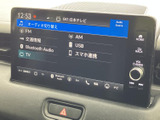 FMやAM、USB、Bluetooth Audioなど複数の音源を選択でき、音楽や情報を好みに合わせて楽しめます。項目が一覧で表示されるため、使いたい機能を見つけやすい画面です。