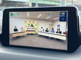停車中にテレビ映像を視聴でき、休憩時間などに車内で番組を楽しめます。画面に映像が表示され、車内で過ごすひとときに活用できる装備です。