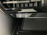 スマートフォンやお手持ちの機器のバッテリー残量が少なくなっても、運転中に充電ができるので安心ですね!
