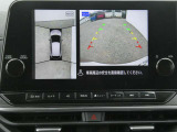 全周囲カメラで、クルマを上空から見下ろしているかのような映像を映し出します。周囲の状況がひと目でわかります!