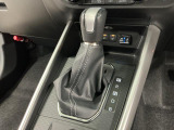【シーケンシャルシフト】シフトノブをアップ/ダウンさせ、マニュアル間隔のシフトチェンジで運転する楽しさが味わえます♪