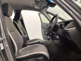 広い足元にゆったり座れるシートには肘掛けも装備しており長距離の運転でも疲れにくくなってます。女性でも運転がしやすいように、シートの高さ調整機能(シートリフター)がついています。