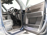 運転席・助手席ドアは開口範囲が広く、とても乗りやすいですよ!収納スペースもあります!