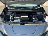 電気自動車ですのでモータールームです。ヘッドカバーのように見えるのはインバーターユニットです。起動用の12Vバッテリーを備えています。