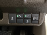 ハンドルの右側にはヘットライトリベライザーとHondaセンシング用のメインスイッチがついています。ヘッドライトリベライザーは道路状況や積荷の加重に応じてライトの高さを調節できます。