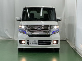ディスチャージヘッドライト【HID】を装備していますのでとても明るく、夜間の走行や雨の日も安全・安心です。オートライトコントロール付きで周囲の明るさに応じて自動で点灯・消灯します。