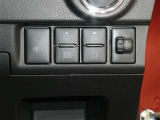 オートマチックハイビームとは、先行車や対向車のライトを認識し、ハイビームとロービームを自動で切り替える機能です。夜道の視界を確保します。詳細は販売店スタッフまでおたずねください。
