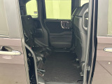 跳ね上げ式シートとなっておりますので、高さのある荷物も楽々積めます。