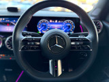 操作系が手元に集約されたステアリング。運転中の使いやすさにも配慮。