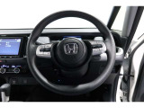 運転中もハンドルでの操作が可能です。特に高速道路等の目が離せない運転時には、便利さだけでなく、安全性も兼ね備えております。