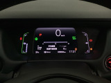 デジタル表示のスピードメーターとタコメーター、燃費やオドメーターなどの表示の他に、ホンダセンシング機能などの表示もできる多機能なマルチインフォメーション・ディスプレイです。