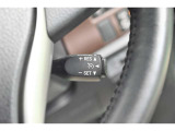 アクセルから足を離しても設定速度で走り続けてくれます。高速道路での長距離移動が楽になりますよ♪
