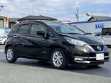 エマージェンシーブレーキ(衝突被害軽減ブレーキ)、フロントカメラが車両や歩行者を検知し警告音と共に衝突回避、軽減をアシストしてくれます。