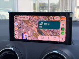 スマートフォンインターフェイスを利用すると目的地は音声で簡単に入力できます。