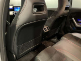 全ての席が主役席なのは、メルセデスならではの特徴です。快適なドライビングが、リラックスした車内空間を作りだします。