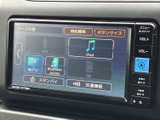 画面上でソースを切り替えられ、音楽や交通情報などの項目を確認できます。表示内容を見ながら選びやすく、日々の移動に合わせて使い分けしやすい装備です。