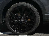 19インチ純正アルミホイール+225/40R19タイヤを装着。