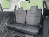 便利な5:5分割可倒式シートです。収納と乗車人数のバランスに優れています♪荷物の大きさに応じたラゲージスペースをフレキシブルに作り出せるので、シーンに応じた使い方ができます♪