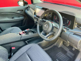 運転席も広々とゆったりしております。アームレストも装備しており快適にドライブしていただけます。