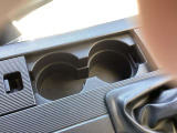 スライド式シャッターを備えるNC型のカップホルダー。シフト操作時の干渉に配慮しつつ、未使用時はフラットな小物置きとして機能するなど、歴代でも室内幅に余裕があるNC型ならではの実用設計といえます[cite: 6]。